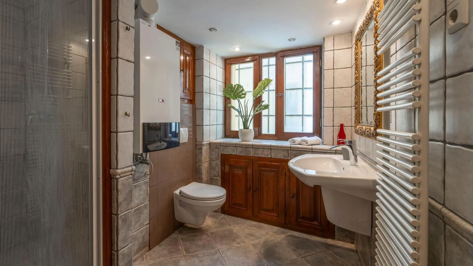 Classy Quentin Dream Home In The Heart Of Budapest 0*,